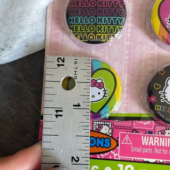 Hello Kitty Buttons 12 pieces - Picture 3 of 3